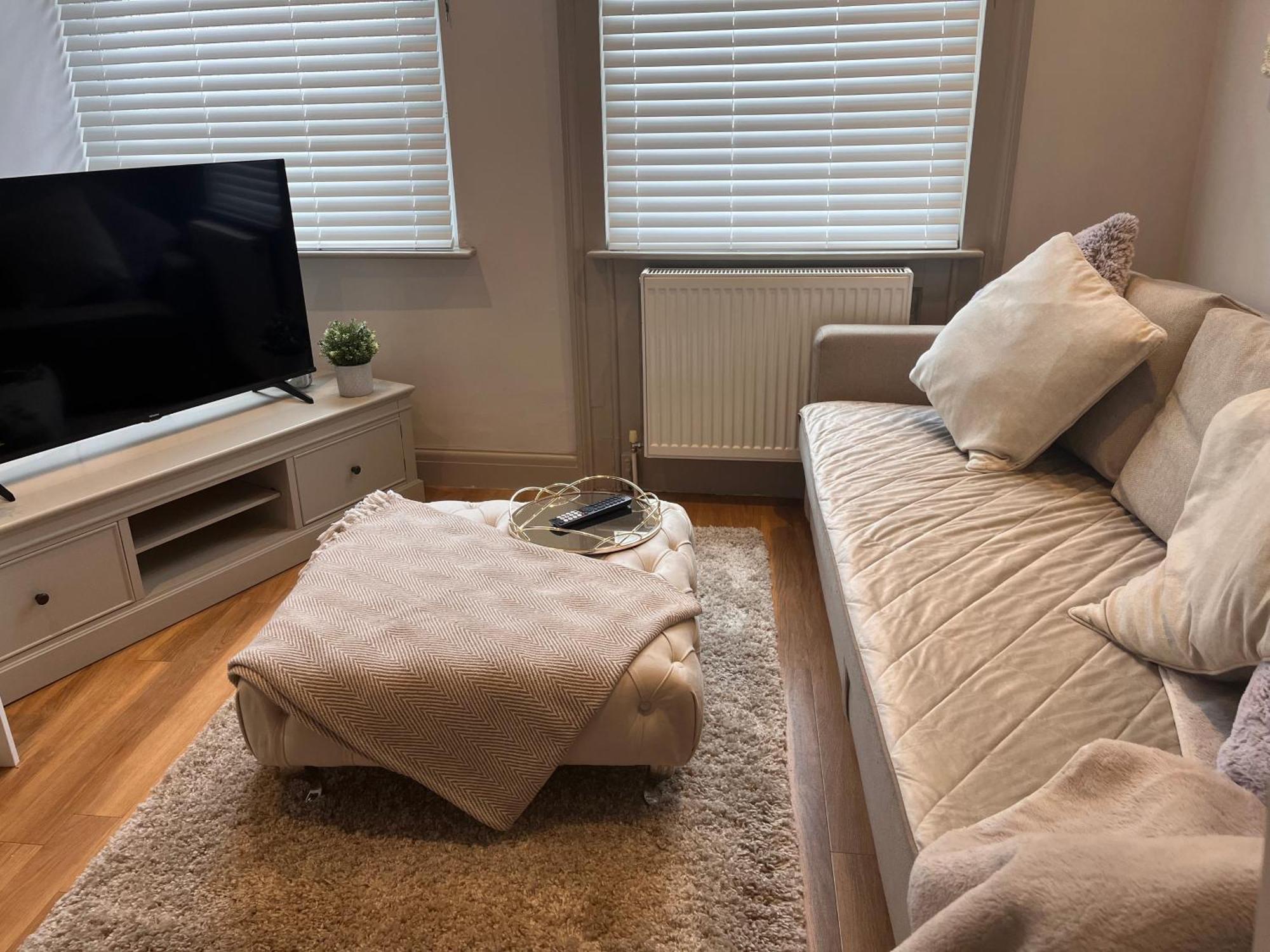 Private 1 Bed Flat * Reading